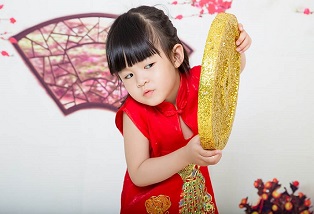 10 cách tạo dáng chụp ảnh kute dịp Tết cho các bé nhà bạn