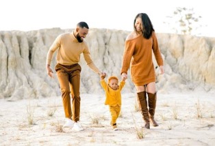 Bật mí các kiểu tạo dáng chụp ảnh tự nhiên cùng gia đình thu hút người xem