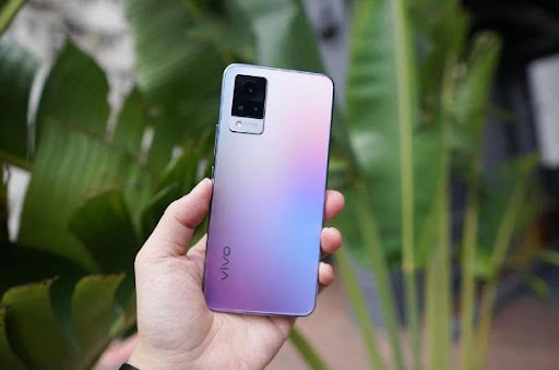 Chiếc smartphone vivo V21 5G mới ra mắt đã thu hút một lượng lớn khách hàng quan tâm 