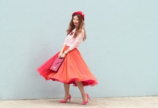 Những cách tạo dáng chụp ảnh với váy xòe dễ thương và thu hút